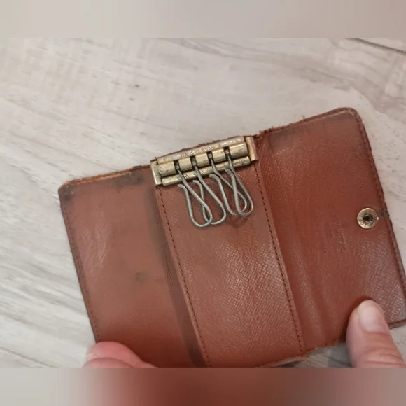 LOUIS VUITTON 4 Key Holder in Monogram Canvas - Picture 8 of 10